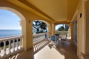 Large terrace facing the sea