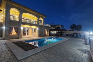 Night villa front line facing the BEACH